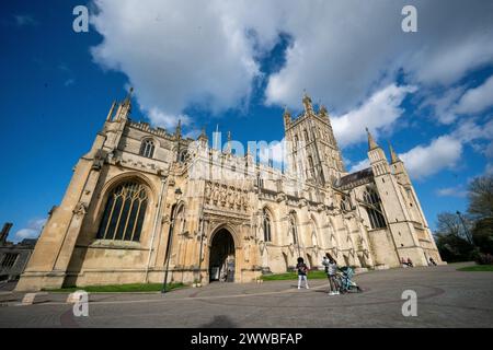 Die Kathedrale von Gloucester, wo die abschließenden Prüfungen und Vorbereitungen von Mitarbeitern und Freiwilligen durchgeführt werden, wo sie für die Saison 2024 mit Führungen für die Öffentlichkeit geöffnet wird. Bilddatum: Freitag, 22. März 2024. Stockfoto