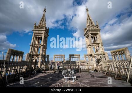 Mitarbeiter und Freiwillige der Kathedrale von Gloucester nehmen letzte Prüfungen und Vorbereitungen auf dem Dach des Turms vor, wo er für die Saison 2024 mit Führungen für die Öffentlichkeit geöffnet wird. Bilddatum: Freitag, 22. März 2024. Stockfoto