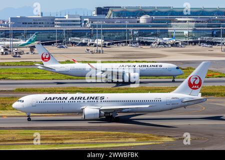 Tokio, Japan - 6. Oktober 2023: Japan Airlines JAL Boeing und Airbus Flugzeuge am Flughafen Tokio Haneda (HND) in Japan. Stockfoto