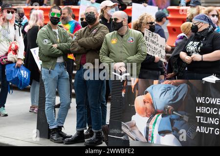 Melbourne, Australien. März 2024. Antifaschistische Demonstranten stehen während eines Anti-Trans-Protests und Gegenprotests. Die Schritte des viktorianischen Parlaments werden Zeuge einer Kollision von Ideologien, während Anti-Trans-Demonstranten eine Plattform fordern, während linke Aktivisten vehement Widerstand leisten. Die Emotionen steigen in der aufgeladenen Atmosphäre auf, und die Polizeipräsenz wird verstärkt, um die Ordnung aufrechtzuerhalten. Die Polizei versuchte, Ordnung und Frieden aufrechtzuerhalten. Es wurden Schläge geworfen und ein Pressefotograf wurde von der Polizei bei den Zusammenstößen zu Boden geschlagen. Quelle: SOPA Images Limited/Alamy Live News Stockfoto