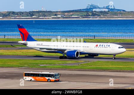 Tokio, Japan - 6. Oktober 2023: Delta Air Lines Airbus A330-900 am Flughafen Tokio Haneda (HND) in Japan. Stockfoto