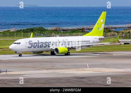 Naha, Japan - 3. Oktober 2023: Das Flugzeug der Solaseed Air Boeing 737-800 auf dem Okinawa Naha Airport (OKA) in Japan. Stockfoto