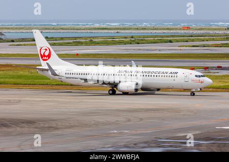 Naha, Japan - 3. Oktober 2023: Japan Transocean Air Boeing 737-800 auf dem Okinawa Naha Airport (OKA) in Japan. Stockfoto