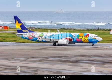 Naha, Japan - 3. Oktober 2023: Skymark Airlines Boeing 737-800 mit Pikachu Jet BC2 Sonderlackierung am Okinawa Naha Airport (OKA) in Japan. Stockfoto