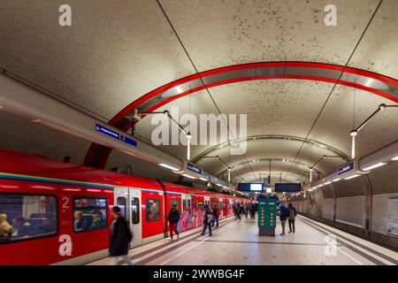 Offenbach am Main: S-Bahn-Station Offenbach am Main Marktplatz, S-Bahn-Zug der DB in Frankfurt Rhein-Main, Hessen, Deutschland Stockfoto