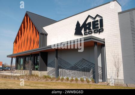 New York, Usa. März 2024. Ein REI Co-op-Geschäft befindet sich in der Nähe der Huntington Station im Suffolk County. (Foto: Jimin Kim/SOPA Images/SIPA USA) Credit: SIPA USA/Alamy Live News Stockfoto