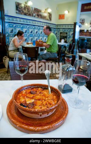 Callos a la Madrileña servieren in einer typischen Taverne. Madrid, Spanien. Stockfoto