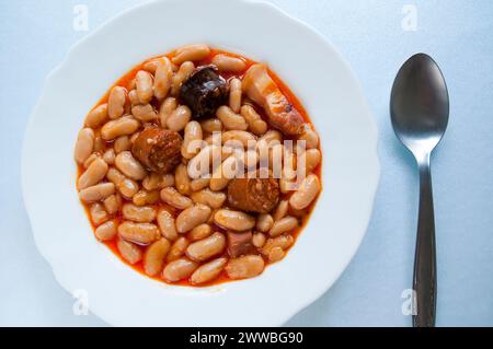 Fabada Asturiana servieren. Asturien, Spanien. Stockfoto