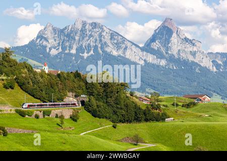 Personenzugtyp Stadler Flirt der Südostbahn am Großen Mythen in den Schweizer Alpen in Arth, Schweiz Stockfoto