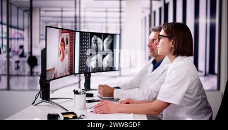 Junge weibliche Arzt, Rezept, um ältere männliche Patienten mit Arm Stockfoto