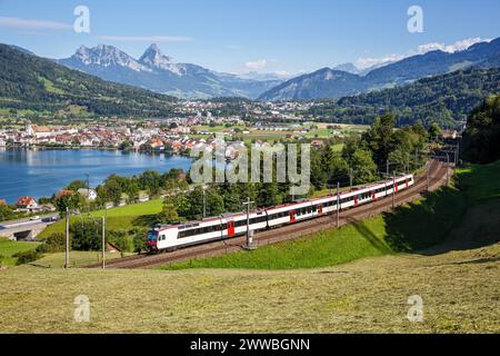 Personenzug der Schweizerischen Bundesbahnen SBB-Bahn am Großen Mythen am Zugersee in den Schweizer Alpen in Arth, Schweiz Stockfoto