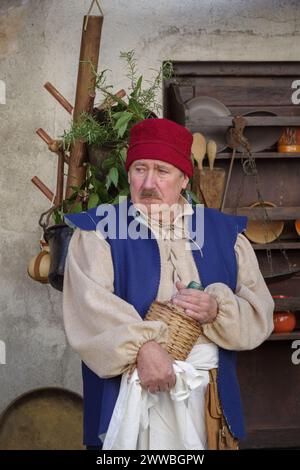 Nahaufnahme des Teilnehmers der historischen Nachstellung in der historischen Stadt Taggia, Region Ligurien in Italien Stockfoto