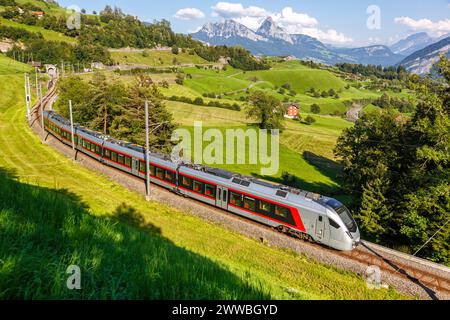 Personenzugtyp Stadler Flirt der Südostbahn am Großen Mythen in den Schweizer Alpen in Arth, Schweiz Stockfoto