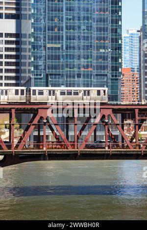 Chicago, USA - 3. Mai 2023: Chicago 'L' Hochbahn Metro Bahn auf einer Brücke ÖPNV Nahverkehr in Chicago, USA. Stockfoto