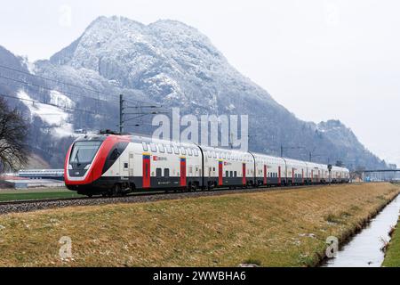 Sargans, Schweiz - 9. Januar 2024: Bombardier Twindexx Personenzug der SBB Schweizerische Bundesbahnen in Sargans, Schweiz. Stockfoto