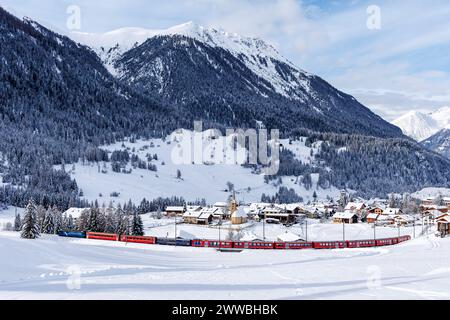 Berguen, Schweiz - 10. Januar 2024: Personenzug der Rhätischen Eisenbahn auf der Albula-Strecke in den Schweizer Alpen in Berguen, Schweiz. Stockfoto