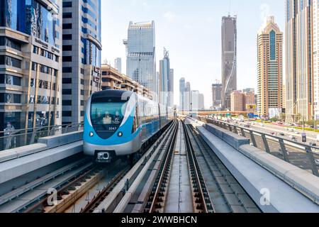 Dubai, Vereinigte Arabische Emirate - 17. Februar 2024: Dubai U-Bahn-Transit öffentliche Verkehrsmittel in der Nähe der Burj Khalifa Dubai Mall Station in Dubai, Vereinigte Arabische Emirate Stockfoto