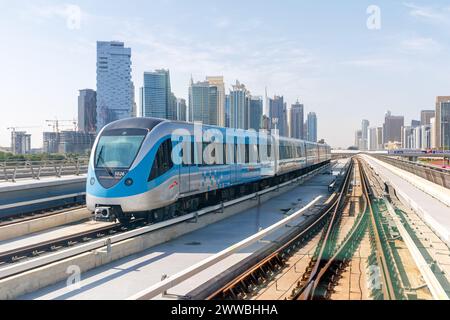 Dubai, Vereinigte Arabische Emirate - 17. Februar 2024: Dubai Metro-Bahn öffentliche Verkehrsmittel in der Nähe der Dubai Marina Station in Dubai, Vereinigte Arabische Emirate. Stockfoto