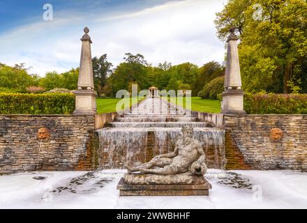 Die Kaskaden in Ballyfin entwässern im County Laois, Irland, fließen von einem dorischen Tempel zu einem Becken, wo ein Flussgott auf einem Sockel liegt. Stockfoto
