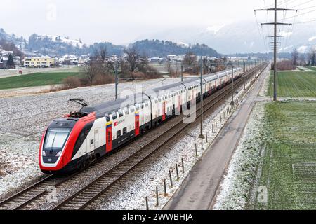 Wartau, Schweiz - 9. Januar 2024: Bombardier Twindexx Personenzug der SBB Schweizerischen Bundesbahnen in Wartau, Schweiz. Stockfoto