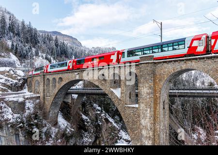 Solis, Schweiz - 10. Januar 2024: Glacier Express-Zug der Rhätischen Bahn am Soliserviadukt auf der Albula-Strecke in den Schweizer Alpen in Solis, SWI Stockfoto