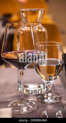 Eine Nahaufnahme eines Weinglases und eines Wasserglases. Stockfoto