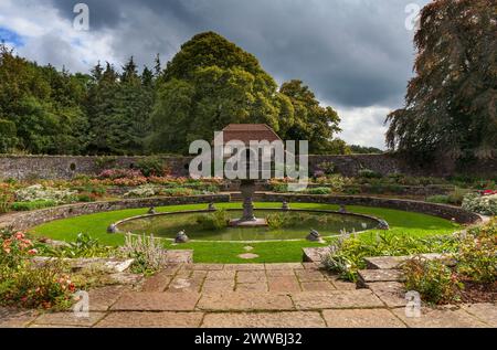 Der Sunken Garden in den italienischen Gärten in Heywood bei Ballinakill im County Laois, Irland, entworfen von Sir Edwin Lutyens im Jahr 1912. Stockfoto