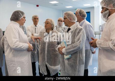 Chambray Les Tours, Frankreich. März 2024. Die französische Ministerin für Arbeit, Gesundheit und Solidarität Catherine Vautrin besucht am 23. März 2024 das Pharmaunternehmen Delpharm in Chambray-les-Tours, Indre-et-Loire, Frankreich. Foto: Pascal Avenet/ABACAPRESS.COM Credit: Abaca Press/Alamy Live News Stockfoto