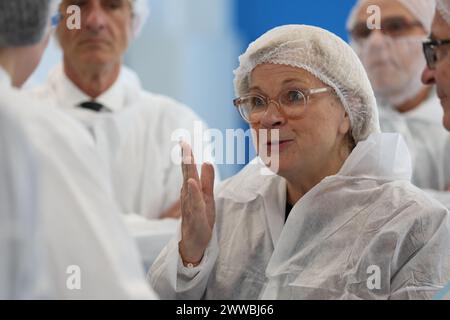 Chambray Les Tours, Frankreich. März 2024. Die französische Ministerin für Arbeit, Gesundheit und Solidarität Catherine Vautrin besucht am 23. März 2024 das Pharmaunternehmen Delpharm in Chambray-les-Tours, Indre-et-Loire, Frankreich. Foto: Pascal Avenet/ABACAPRESS.COM Credit: Abaca Press/Alamy Live News Stockfoto