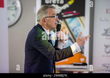 Chambray Les Tours, Frankreich. März 2024. Francois Bonneau, Präsident der Zentralregion, spricht bei der Vorstellung des Paktes für Investitionen in Kompetenzen am 23. März 2024 bei Delpharm Pharmaceutical Company in Chambray-les-Tours, Indre-et-Loire, Frankreich. Foto: Pascal Avenet/ABACAPRESS.COM Credit: Abaca Press/Alamy Live News Stockfoto