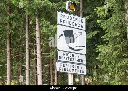 Straßenschild, das vor der Gefahr eines Umkippens in Kurven auf der Route nationale 205 im Abschnitt von Chamonix zum Mont-Blanc-Tunnel, Frankreich, warnt Stockfoto