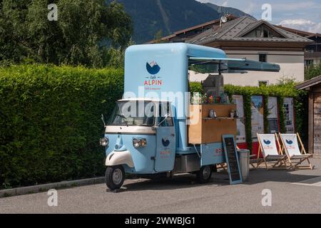 Das Auto Piaggio Ape wurde in eine mobile Café-Bar umgewandelt, das Café Alpin, Chamonix, Haute Savoie, Frankreich Stockfoto