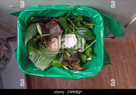 Essensreste in einem grünen Müllsack. Wird vom Müllwagen aufgenommen und verwandelt sich in Gas Stockfoto