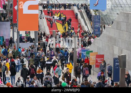 Leipzig, Deutschland. März 2024. Zahlreiche Besucher kommen zur Leipziger Buchmesse. Über 2000 Aussteller aus 40 Ländern präsentieren ihre neuen Produkte auf dem Frühjahrstreffen der Buchbranche. Quelle: Jan Woitas/dpa/Alamy Live News Stockfoto