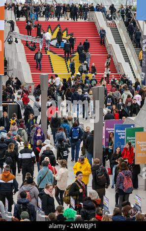 Leipzig, Deutschland. März 2024. Zahlreiche Besucher kommen zur Leipziger Buchmesse. Über 2000 Aussteller aus 40 Ländern präsentieren ihre neuen Produkte auf dem Frühjahrstreffen der Buchbranche. Quelle: Jan Woitas/dpa/Alamy Live News Stockfoto