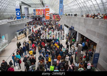 Leipzig, Deutschland. März 2024. Zahlreiche Besucher kommen zur Leipziger Buchmesse. Über 2000 Aussteller aus 40 Ländern präsentieren ihre neuen Produkte auf dem Frühjahrstreffen der Buchbranche. Quelle: Jan Woitas/dpa/Alamy Live News Stockfoto