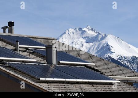 Sonnenkollektoren auf dem Dach eines Wohnhauses in den Schweizer Alpen Stockfoto