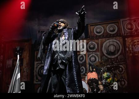 Skindred trat am 15. März 2024 live in der Wembley Arena in London auf Benji Webbe, Leadsänger Skindred, ist eine walisische Heavy-Metal-Band, die 98 in Newport, Wales, gegründet wurde. Ihr musikalischer Stil kombiniert Heavy Metal, alternativen Rock und Ragga. Die Band integriert auch Elemente aus Punkrock, Hardcore Punk, Reggae, Dancehall, Dschungel, ska, Hip Hop, Drum und Bass, Dubstep und verschiedene andere Einflüsse in ihre Musik. Sie sind bekannt für ihre energiegeladenen und mitreißenden Live-Auftritte und haben mehrere Auszeichnungen gewonnen Stockfoto