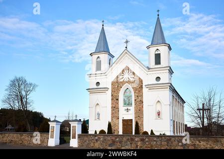 Gozha Weißrussland - 22. November 2021: Katholische Kirche St. Peter und St. Paul mit Details der Dekoration in all Sehen Eye Symbol Gozha, Hoza in der Nähe Stockfoto