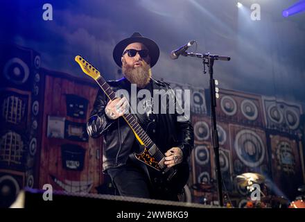 Skindred trat am 15. März 2024 live in der Wembley Arena in London auf Mikey Demus, Gitarrist, Background Vocals Skindred ist eine walisische Heavy-Metal-Band, die 98 in Newport, Wales gegründet wurde. Ihr musikalischer Stil kombiniert Heavy Metal, alternativen Rock und Ragga. Die Band integriert auch Elemente aus Punkrock, Hardcore Punk, Reggae, Dancehall, Dschungel, ska, Hip Hop, Drum und Bass, Dubstep und verschiedene andere Einflüsse in ihre Musik. Sie sind bekannt für ihre energiegeladenen und mitreißenden Live-Auftritte und haben mehrere Auszeichnungen gewonnen Stockfoto