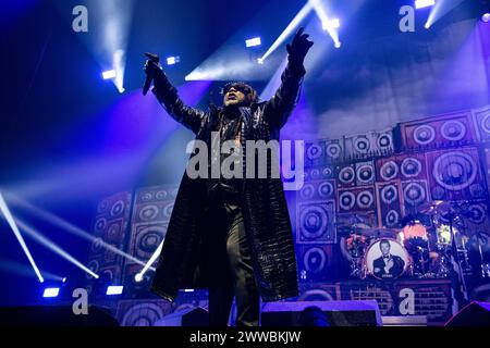 Skindred trat am 15. März 2024 live in der Wembley Arena in London auf Benji Webbe, Leadsänger Skindred, ist eine walisische Heavy-Metal-Band, die 98 in Newport, Wales, gegründet wurde. Ihr musikalischer Stil kombiniert Heavy Metal, alternativen Rock und Ragga. Die Band integriert auch Elemente aus Punkrock, Hardcore Punk, Reggae, Dancehall, Dschungel, ska, Hip Hop, Drum und Bass, Dubstep und verschiedene andere Einflüsse in ihre Musik. Sie sind bekannt für ihre energiegeladenen und mitreißenden Live-Auftritte und haben mehrere Auszeichnungen gewonnen Stockfoto