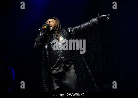 Skindred trat am 15. März 2024 live in der Wembley Arena in London auf Benji Webbe, Leadsänger Skindred, ist eine walisische Heavy-Metal-Band, die 98 in Newport, Wales, gegründet wurde. Ihr musikalischer Stil kombiniert Heavy Metal, alternativen Rock und Ragga. Die Band integriert auch Elemente aus Punkrock, Hardcore Punk, Reggae, Dancehall, Dschungel, ska, Hip Hop, Drum und Bass, Dubstep und verschiedene andere Einflüsse in ihre Musik. Sie sind bekannt für ihre energiegeladenen und mitreißenden Live-Auftritte und haben mehrere Auszeichnungen gewonnen Stockfoto