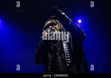 Skindred trat am 15. März 2024 live in der Wembley Arena in London auf Benji Webbe, Leadsänger Skindred, ist eine walisische Heavy-Metal-Band, die 98 in Newport, Wales, gegründet wurde. Ihr musikalischer Stil kombiniert Heavy Metal, alternativen Rock und Ragga. Die Band integriert auch Elemente aus Punkrock, Hardcore Punk, Reggae, Dancehall, Dschungel, ska, Hip Hop, Drum und Bass, Dubstep und verschiedene andere Einflüsse in ihre Musik. Sie sind bekannt für ihre energiegeladenen und mitreißenden Live-Auftritte und haben mehrere Auszeichnungen gewonnen Stockfoto