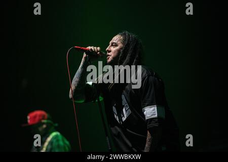 P.O.D. live in der Wembley Arena in London am 15. März 2024 Sonny Sandoval, Leadsänger P.O.D. (an Initialism for Payable on Death) ist eine US-amerikanische Christian-Nu-Metal-Band, die 92 gegründet wurde. Sie haben weltweit über 12 Millionen Platten verkauft. Im Laufe ihrer Karriere erhielt die Band drei Grammy Award Nominierungen, trug zu zahlreichen Film-Soundtracks bei und tourte international. Mit ihrem dritten Studioalbum The Fundamental Elements of Southtown erzielten sie ihren ersten Mainstream-Erfolg; das Album wurde als Platin ausgezeichnet. Stockfoto