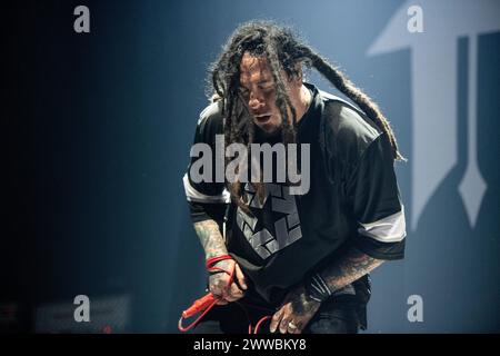 P.O.D. live in der Wembley Arena in London am 15. März 2024 Sonny Sandoval, Leadsänger P.O.D. (an Initialism for Payable on Death) ist eine US-amerikanische Christian-Nu-Metal-Band, die 92 gegründet wurde. Sie haben weltweit über 12 Millionen Platten verkauft. Im Laufe ihrer Karriere erhielt die Band drei Grammy Award Nominierungen, trug zu zahlreichen Film-Soundtracks bei und tourte international. Mit ihrem dritten Studioalbum The Fundamental Elements of Southtown erzielten sie ihren ersten Mainstream-Erfolg; das Album wurde als Platin ausgezeichnet. Stockfoto