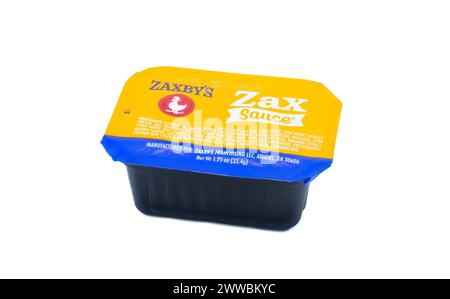 OCALA, FLORIDA, USA - 22. März 2024 Zax Signature Famous Sauce. Zaxbys ist eine Kette von Fast-Food-Restaurants, in denen Hühnchen verkauft werden. Isoliert am Stockfoto