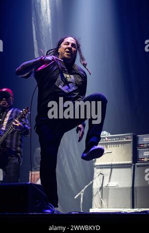 P.O.D. live in der Wembley Arena in London am 15. März 2024 Sonny Sandoval, Leadsänger P.O.D. (an Initialism for Payable on Death) ist eine US-amerikanische Christian-Nu-Metal-Band, die 92 gegründet wurde. Sie haben weltweit über 12 Millionen Platten verkauft. Im Laufe ihrer Karriere erhielt die Band drei Grammy Award Nominierungen, trug zu zahlreichen Film-Soundtracks bei und tourte international. Mit ihrem dritten Studioalbum The Fundamental Elements of Southtown erzielten sie ihren ersten Mainstream-Erfolg; das Album wurde als Platin ausgezeichnet. Stockfoto