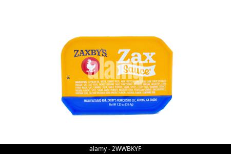 OCALA, FLORIDA, USA - 22. März 2024 Zax Signature Famous Sauce. Zaxbys ist eine Kette von Fast-Food-Restaurants, in denen Hühnchen verkauft werden. Isoliert am Stockfoto