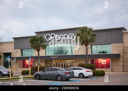 Florida, USA - 23. März 2024: JCPenney Store an einem bewölkten Tag. Sie können Autos parken und Leute in der Nähe des Ladens sehen. Der Laden ist von g umgeben Stockfoto