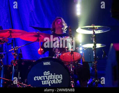 AS Everything Unfolds Live-Auftritt in der Wembley Arena, London, am 15. März 2024 ist Jamie Gowers, Drummer As Everything Unfolds, eine britische Metal-Band, die sich '13 als Akustikpaarung gegründet hat. Bis heute haben sie zwei Alben veröffentlicht. Stockfoto